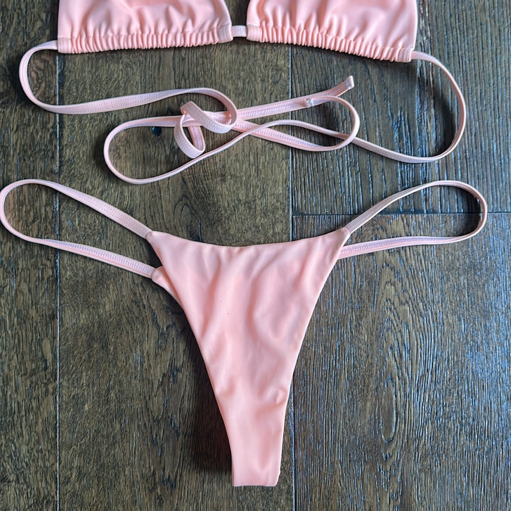 Kristen Lonie Bikini - Picture 2 of 8